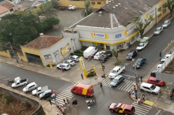 Feridos em colisão entre carro e moto na área central de Cornélio Procópio