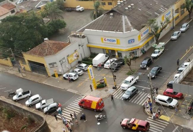 Feridos em colisão entre carro e moto na área central de Cornélio Procópio